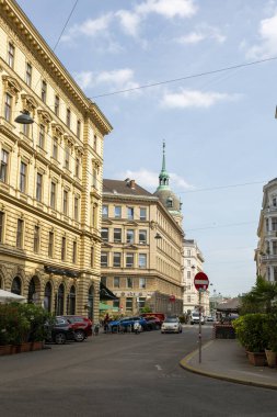 Viyana, Avusturya - 20 Haziran 2023: Viyana sokaklarından birinin manzarası