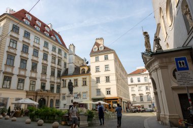 Viyana, Avusturya - 20 Haziran 2023: Viyana sokaklarından birinin manzarası