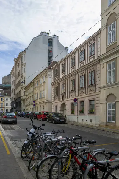 Viyana, Avusturya - 18 Haziran 2023: Viyana sokaklarından birinin manzarası
