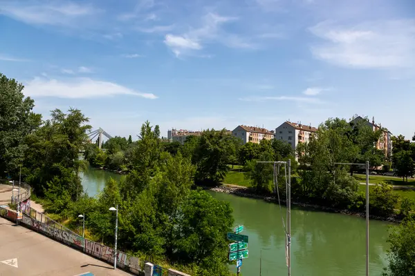 Viyana, Avusturya - 21 Haziran 2023: Viyana 'daki Spittelauw yakma fırınının yanındaki Donaukanal