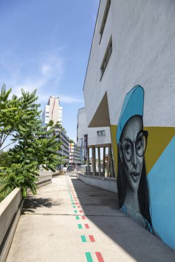 Viyana, Avusturya - 21 Haziran 2023: Viyana 'daki Spittelau yakma fırınının yanındaki otel binası