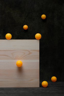 Tahtada taşaklı, soyut bir hayat.