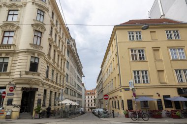 Viyana, Avusturya - 18 Haziran 2023: Viyana sokaklarından birinin manzarası