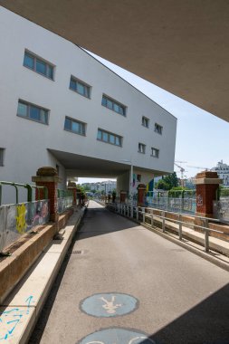 Viyana, Avusturya - 21 Haziran 2023: Viyana 'daki Spittelau yakma fırınının yanındaki otel binası