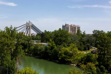 Viyana, Avusturya - 21 Haziran 2023: Viyana 'daki Spittelauw yakma fırınının yanındaki Donaukanal