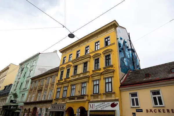 Viyana, Avusturya - 18 Haziran 2023: Viyana sokaklarından birinin manzarası