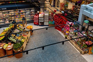 Viyana, Avusturya - 12 Şubat 2024: Bir gıda süpermarketinde pazarlar