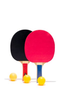 Beyaz arka planda iki masa tenisi raketi.