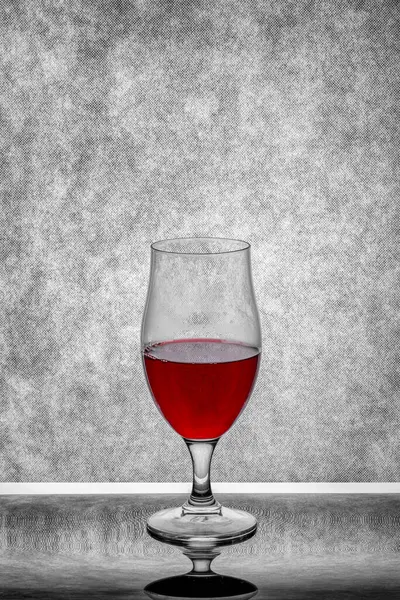 Ein Glas Rotwein Auf Grauem Hintergrund — Stockfoto