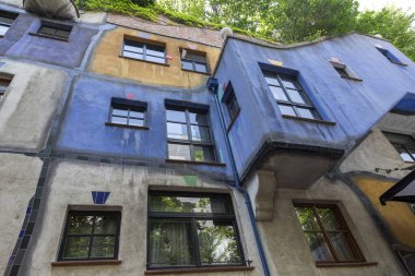 Viyana, Avusturya - 22 Haziran 2023: Viyana 'nın en alışılmadık binası. Hundertwasser Evi 'nin Parçası
