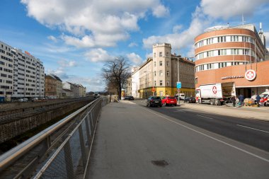 Viyana, Avusturya - 12 Şubat 2023: Viyana sokaklarından birinin manzarası