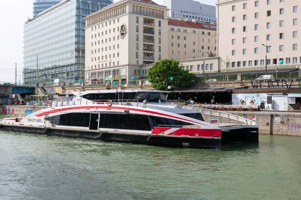 Вена Австрия Июня 2023 Года Лодка Удовольствия Канале Донауканаль Вене — стоковое фото