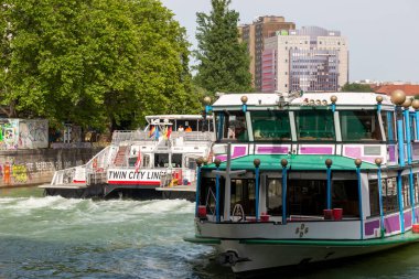 Viyana, Avusturya - 22 Haziran 2023: Viyana 'daki Donaukanal' da eğlence gemileri