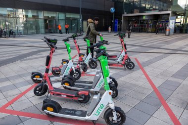 Viyana, Avusturya - 14 Şubat 2023: Elektrikli scooter park yeri
