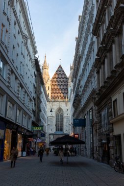 Viyana, Avusturya - 12 Şubat 2024: Viyana 'daki sokaklardan birinin görüntüsü