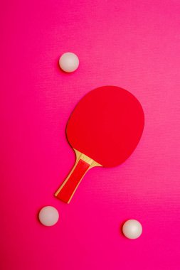 Pembe arka planda masa tenisi raketi