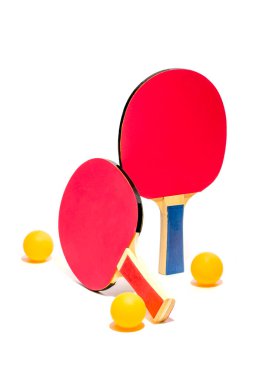 Beyaz arka planda iki masa tenisi raketi.