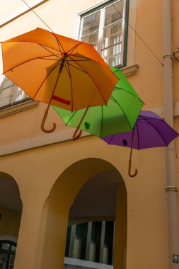 Viyana 'da bir caddede asılı şemsiyeler