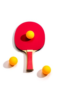 Beyaz arkaplanda masa tenisi raketi