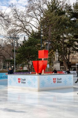 Viyana, Avusturya - 15 Şubat 2024: Heldenplatz 'da Viyana' da buz pateni