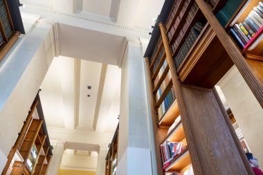 Viyana, Avusturya - 15 Şubat 2024: Parlamenter Kütüphanenin İçi