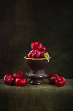 Karanlık bir arka planda olgun eriklerle dolu bir hayat