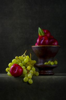 Olgun üzümler ve eriklerle dolu bir hayat