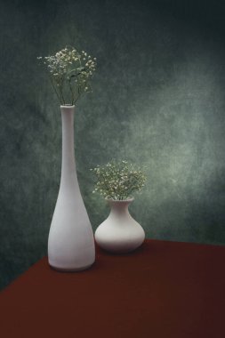 Çiçekli vazolarla dolu bir hayat.