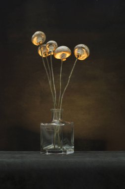 Cam vazoda bir buket mantar.