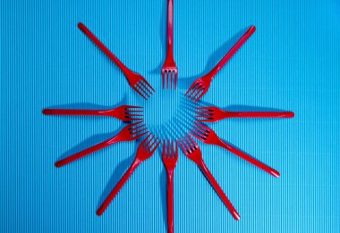 Mavi arka plan üzerinde kırmızı çatal figürü.