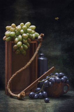 Üzümlü bir hayat, bir kutu ve siyah bir şişe