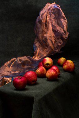 Elmalar ve kumaşlarla dolu bir hayat