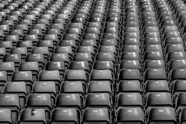 Tribünde numaralar olan plastik sandalyeler.