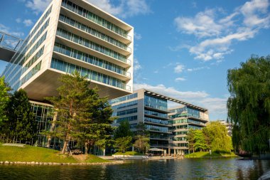 Viyana, Avusturya - 16 Haziran 2023: Viyana sokaklarındaki güzel binalar