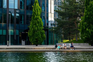 Viyana, Avusturya - 16 Haziran 2023: Viyana 'da insanlar bir göletin kıyısında dinleniyor