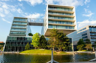 Viyana, Avusturya - 16 Haziran 2023: Viyana sokaklarındaki güzel binalar