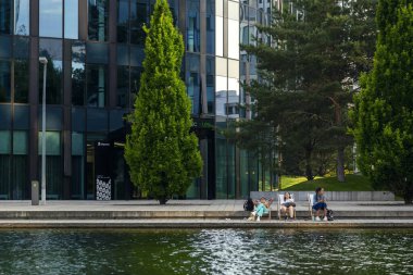 Viyana, Avusturya - 16 Haziran 2023: Viyana 'da insanlar bir göletin kıyısında dinleniyor