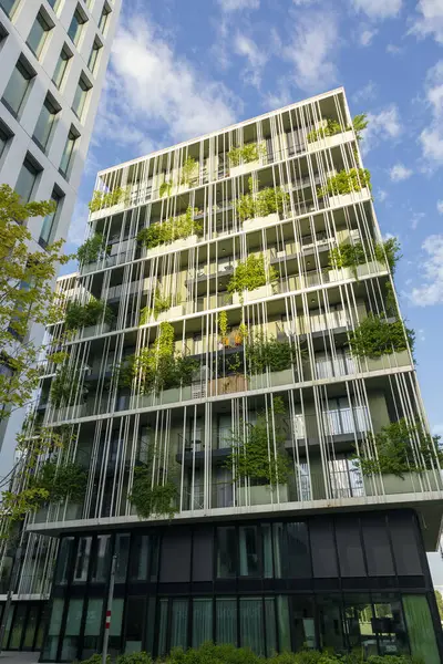 Viyana, Avusturya - 16 Haziran 2023: Viyana 'da Trabrennstrasse' deki evler