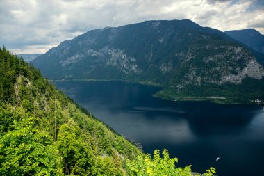 Gözlem güvertesinden Lake Hallstatter görüntüsü