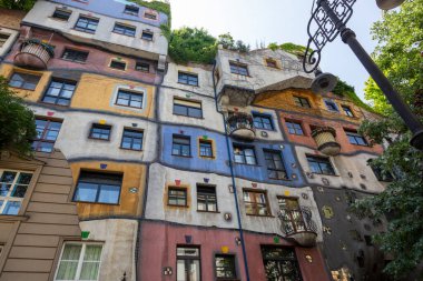 Viyana, Avusturya - 22 Haziran 2023: Viyana 'nın en alışılmadık binası. Hundertwasser Evi
