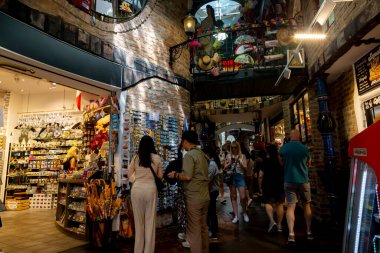 Viyana, Avusturya - 22 Haziran 2023: Hundertwasser Evi 'nin avlusundaki turistler