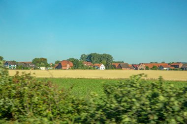 Amsterdam, Hollanda - 02 Temmuz 2018: Amsterdam'a girmeden önce köy, arabanın penceresinden görünümü