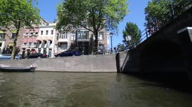 Amsterdam, Hollanda - 2 Temmuz 2018: Amsterdam kanallarında bir gezi