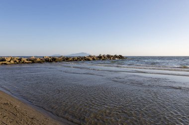 İtalya 'da Volturno Kalesi yakınlarındaki Tyrhenian Denizi kıyısında.