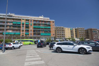 Salerno, İtalya - 19 Ağustos 2019: İtalya 'da Salerno' nun merkezinde bir sokak manzarası