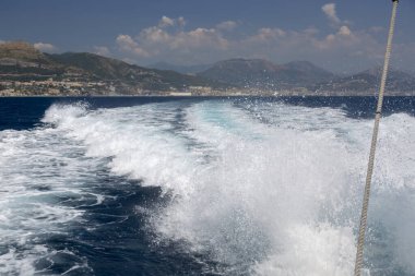 İtalya 'nın Salerno kenti yakınlarındaki Tyrhenian Denizi kıyısındaki bir gemiden görüntü al.