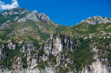 İtalya 'nın Salerno kenti yakınlarındaki Tyrhenian Denizi kıyısındaki bir gemiden görüntü al.