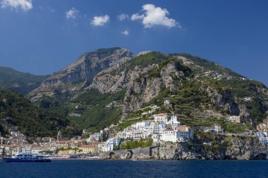 Amalfi, İtalya - 19 Ağustos 2019: Denizden İtalya 'nın Tyrhenian Denizi kıyısındaki Amalfi kasabasına