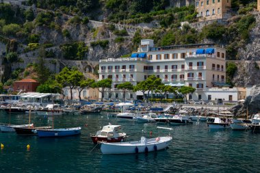 Amalfi, İtalya - 19 Ağustos 2019: İtalya 'nın Amalfi kentinin kıyısındaki tekne iskelesi