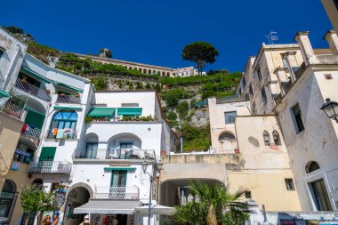 Amalfi, İtalya - 19 Ağustos 2019: Merkezi caddelerden birinde bulunan Amalfi kentinin konut binalarının görüntüsü